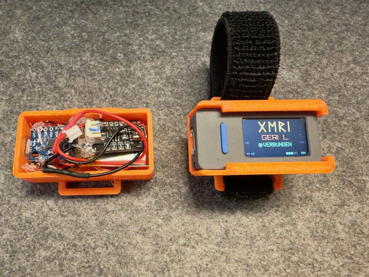 Zwei Generationen des Sensors Geri: links selbst gelötet im orangefarbenen Druckgehäuse, rechts das fertige Modul mit Display am Klettband